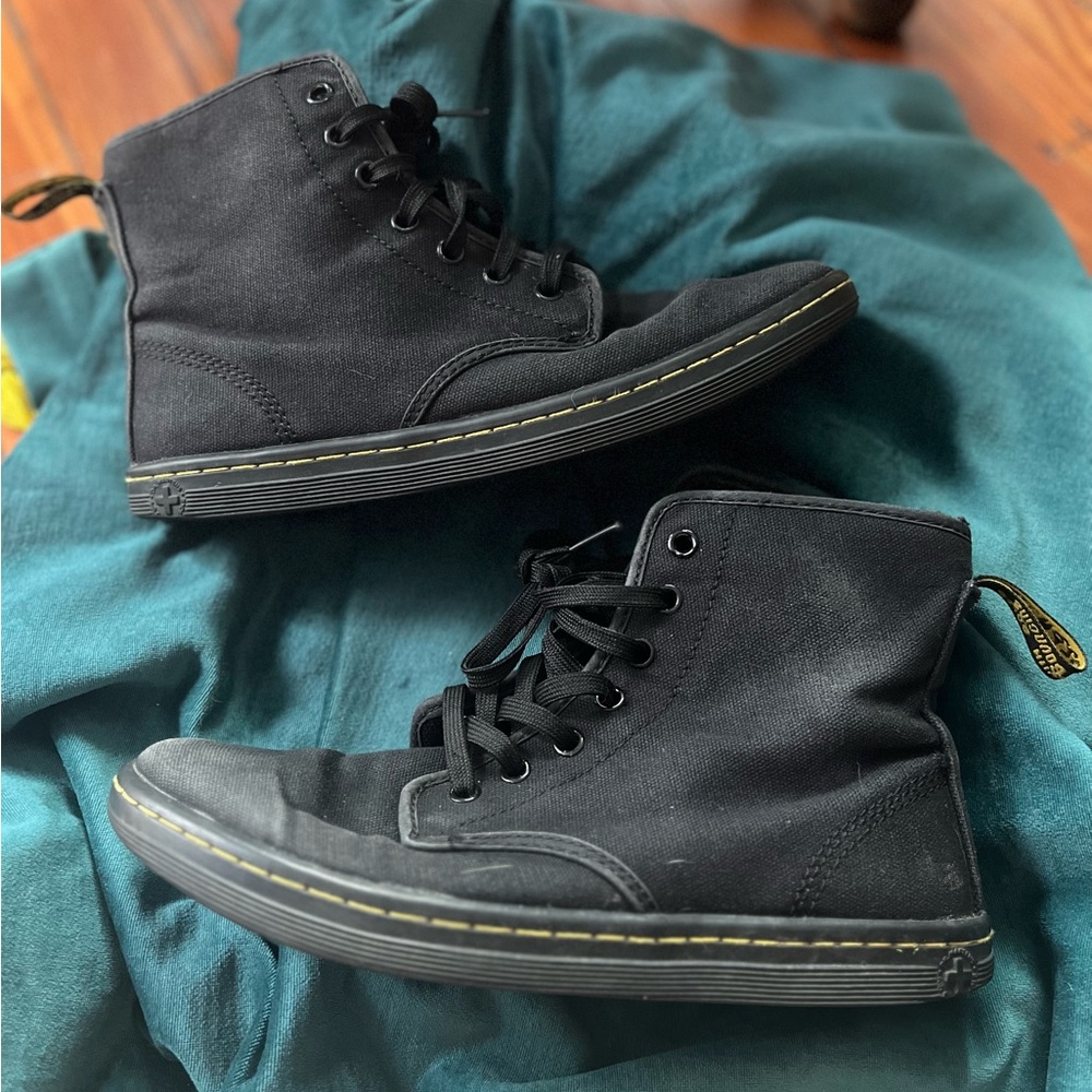 Dr. Martens Shoreditch canvas boot size 8